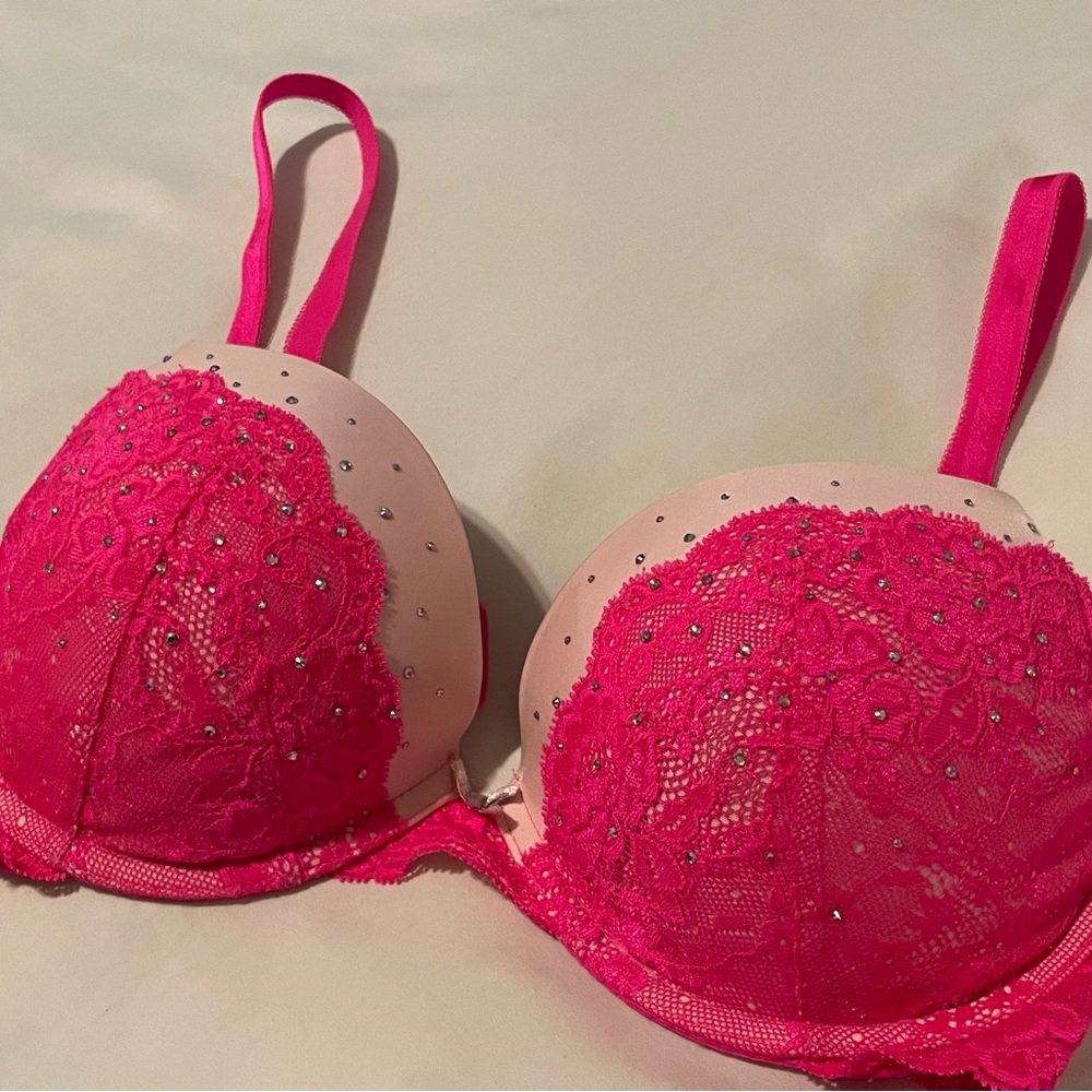 Victoria Secret Dream Angels Push-Up Hot pink lace bra with rhinestones!